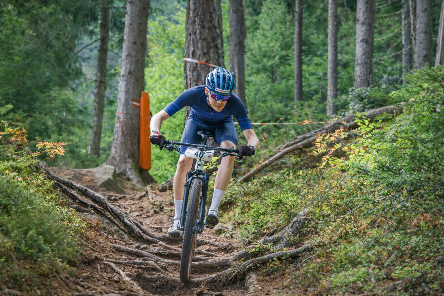 Matthias Temmel auf einer technischen Wurzelpassage im Wald