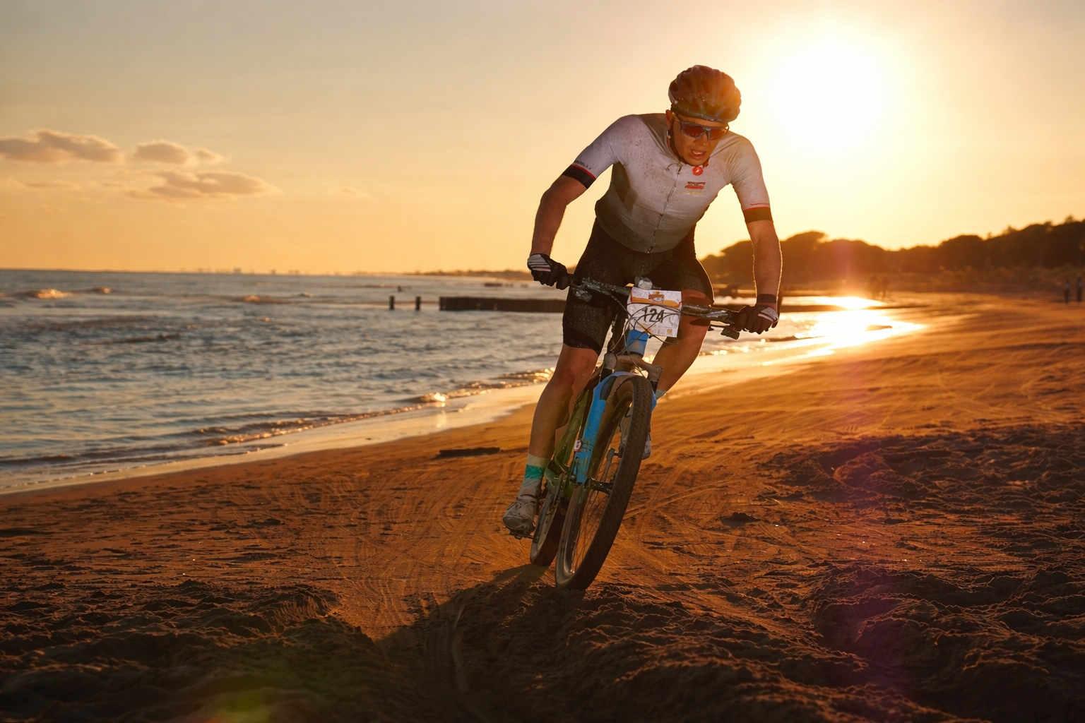 Matthias Temmel bei einer Fahrt am Strand bei Sonnenuntergang